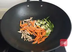 Illustration of how to stir-fry shredded pork with chives 5