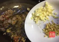 Illustration of how to make three-color fungus meat slices with pickled pepper 13