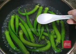 Illustration of how to make stir-fried pork with okra and mushrooms 2