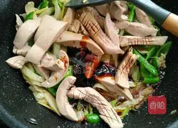 Illustration of how to stir-fry kidney flowers with pickled cabbage 21