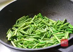 Illustration of how to cook pork belly with garlic moss 5