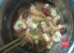 Illustration of how to make fried eggs with garlic sprouts and shrimps 4