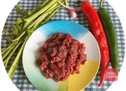 Illustration of how to make fried beef with celery 1