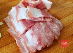 Illustration of how to make fried cabbage with bacon, carrots and cabbage 1