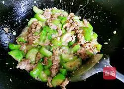 Illustration of how to make stir-fried pork slices with loofah 6