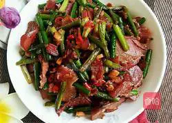 Stir-fry bacon with garlic moss Practice illustration 6