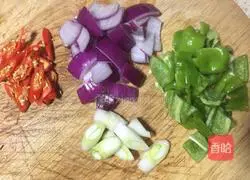 Illustration of how to make three-color fungus meat slices with pickled pepper 3