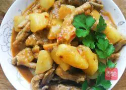 Illustration of how to make braised potato and chicken feet 5