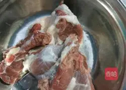 Illustration of how to make diced beef with coriander 1