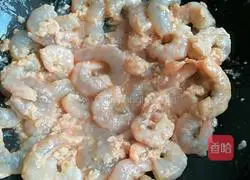 三Illustration of how to make diced shrimp 3
