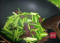 Garlic Illustration of how to make fried sausage 4