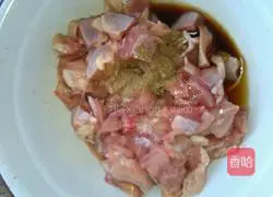 Illustration of how to make dry spicy chicken 3