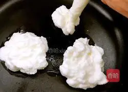 Illustration of how to make cloud eggs 7