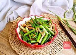 Illustration of how to stir-fry meat with garlic moss 10