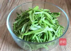 Illustration of how to stir-fry shredded pork with water spinach stems 5