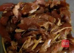 Illustration of how to make fried shredded pork with celery and fungus 2