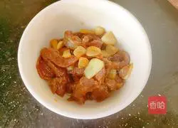 Illustration of how to stir-fry beef tendon with celery 10