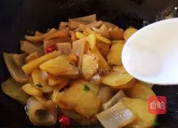 Illustration of how to cook potato slices with pork skin 8