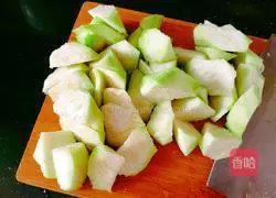 Illustration of how to stir-fry luffa with vannamei shrimp 3