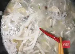 Illustration of how to make tea tree mushroom stewed chicken 14