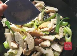Illustration of how to stir-fry winter bamboo shoots with mushrooms 6