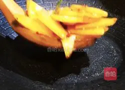 Illustration of how to make dry pot potato slices 14