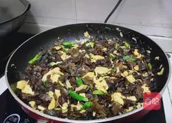 Illustration of how to make scrambled eggs with black fungus 6