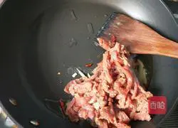 Illustration of how to make fried beef with shredded radish 8