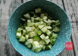 Illustration of how to make fried rice cakes with fresh vegetables and shrimp balls 7