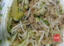 Illustration of how to stir-fry minced meat with bean sprouts 11