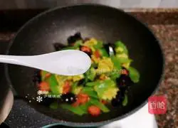 Illustration of how to make lettuce, fungus and scrambled eggs 13