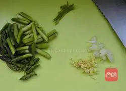 Illustration of how to stir-fry asparagus and shrimp 4