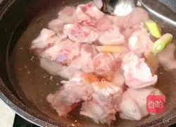 No need for a drop of oil or water, make it Illustration of the lazy version of pig trotters stewed with soybeans 3