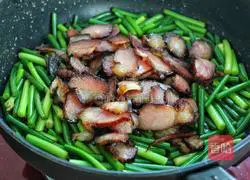 Illustration of how to stir-fry bacon with garlic moss 11