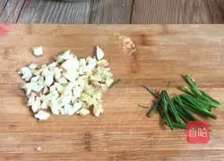 Illustration of how to stir-fry shredded pork with water spinach stems 6