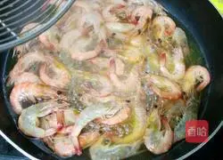 Illustration of how to make fried shrimps in typhoon shelter 4