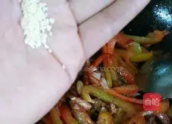 Illustration of how to make fried pork slices with colored peppers 8