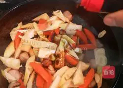 Illustration of how to stir-fry pickled meat with spring bamboo shoots 12