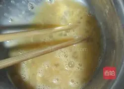 Illustration of how to make fried eggs with garlic sprouts and shrimps 3