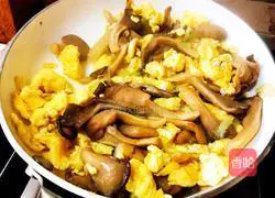 Illustration of how to make scrambled eggs with mushrooms 9
