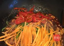 Illustration of making sauce-flavored colorful chicken shreds 7