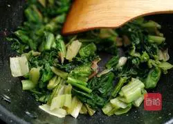 Illustration of how to make scrambled eggs with lettuce and vegetables 7