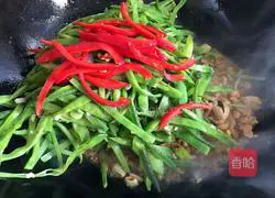 Illustration of how to make fried pork with pig ears, beans and shreds 9