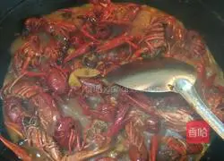 Illustration of how to fry crayfish in oil 6