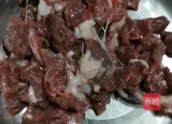 Illustration of how to make diced beef with coriander 2