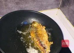 Illustration of how to make small crucian carp in pot 4