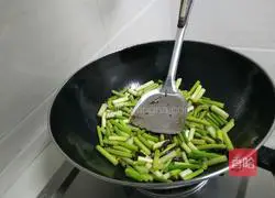 Illustration of how to make fried beef with garlic moss 7