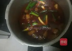 Illustration of how to make braised pork with potatoes 3