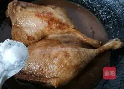 Illustration of how to make sauce duck legs 7