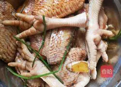 Illustration of how to cook tiger skin chicken wings and roasted yuba 4